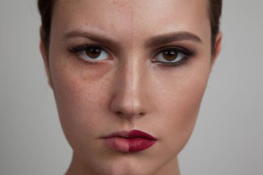 Kadın yüz ve yüz ikinci tarafını makyaj olmadan bir tarafta makyajlı. Önce ve sonra makyaj.