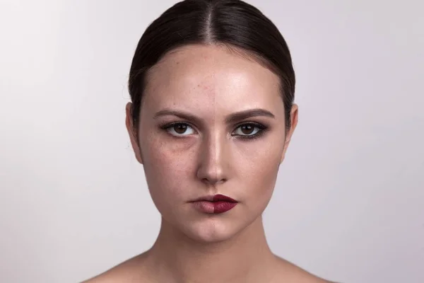 Femme avec maquillage sur un côté du visage et sans maquillage sur le deuxième côté du visage. Maquillage avant et après . — Photo