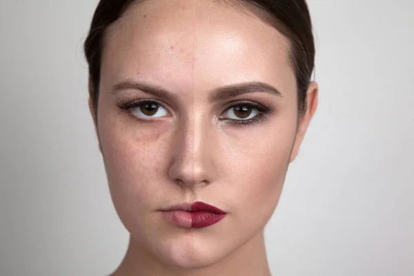 Kobieta z make-up po jednej stronie twarzy i bez makijażu, po drugiej stronie twarzy. Przed i po makijażu. — Zdjęcie stockowe