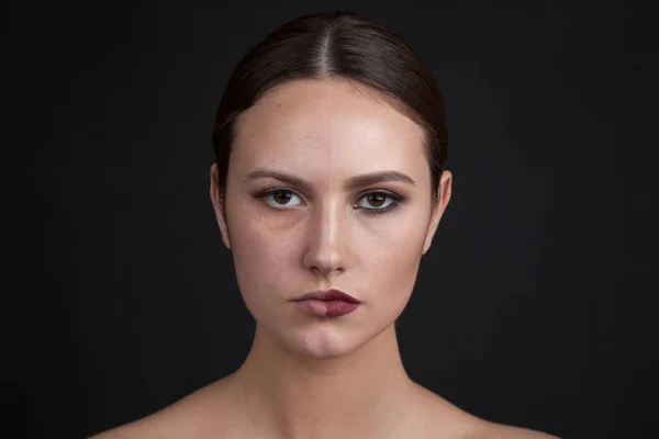 Женщина с макияжем на одной стороне лица и без грима на второй стороне лица. До и после косметики . — стоковое фото