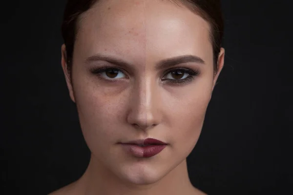 Mujer con maquillaje en un lado de la cara y sin maquillaje en el segundo lado de la cara. Antes y después del maquillaje . — Foto de Stock