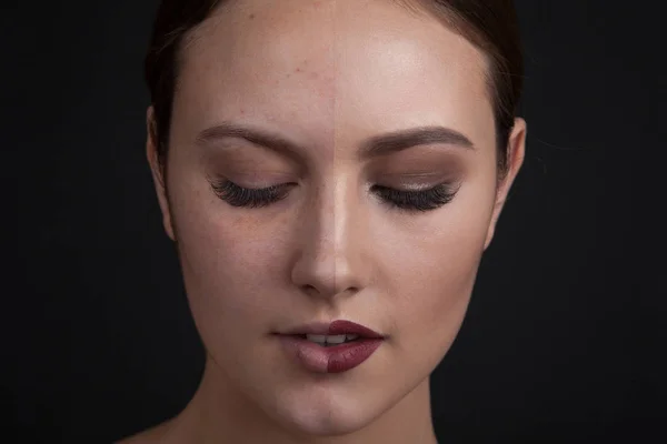 Mulher com maquiagem em um lado do rosto e sem maquiagem no segundo lado do rosto. Antes e depois da maquilhagem . — Fotografia de Stock