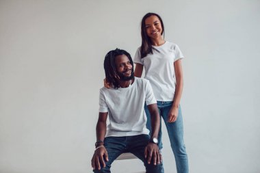 Beyaz t-shirt güzel Afrikalı-Amerikalı çift. Mock-up.