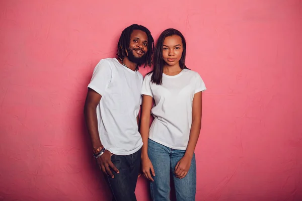 Prachtige Afrikaanse Amerikaanse echtpaar in witte t-shirts. Mock-up. — Stockfoto