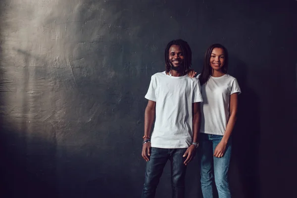 Prachtige Afrikaanse Amerikaanse echtpaar in witte t-shirts. Mock-up. — Stockfoto