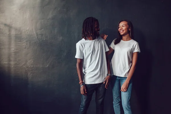 白い t シャツの美しいアフリカ系アメリカ人カップル。モックアップ. — ストック写真