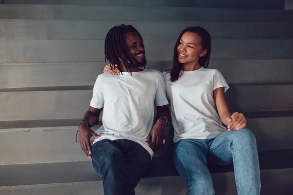 Hermosa pareja afroamericana en camisetas blancas. Mock-up . — Foto de Stock