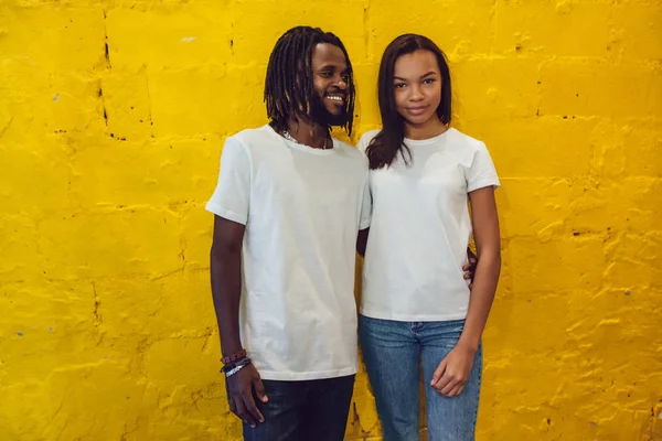 Hermosa pareja afroamericana en camisetas blancas. Mock-up . — Foto de Stock
