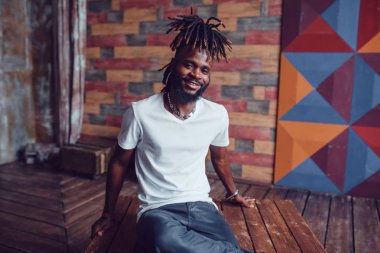 Dreadlocks ve Beyaz tişört olan Afrika kökenli Amerikalı adam. Mock-up.