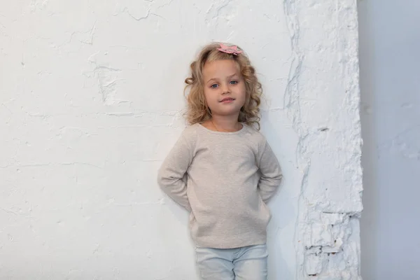 A nice little girl in a gray blank sweatshirt. Mock up. — Stock Photo, Image