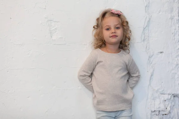 Una linda niña con una sudadera gris en blanco. Prepárate. . — Foto de Stock