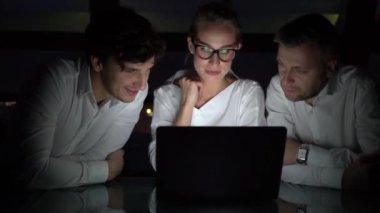 İş adamları bir gece ofiste çalışma grubu.