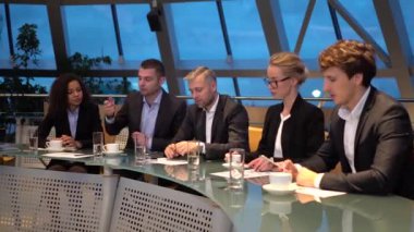 Ofiste takım olarak çalışan iş adamları..