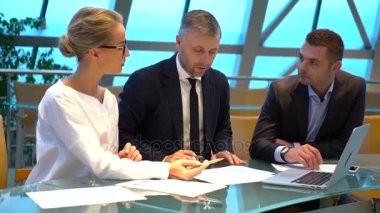 Ofiste takım olarak çalışan iş adamları..