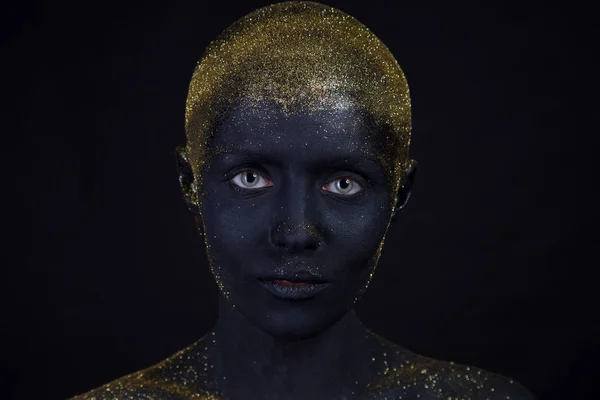 Retrato de uma mulher bonita com arte corporal criativa brilhante compõem. Rosto é colorido com tinta preta . — Fotografia de Stock