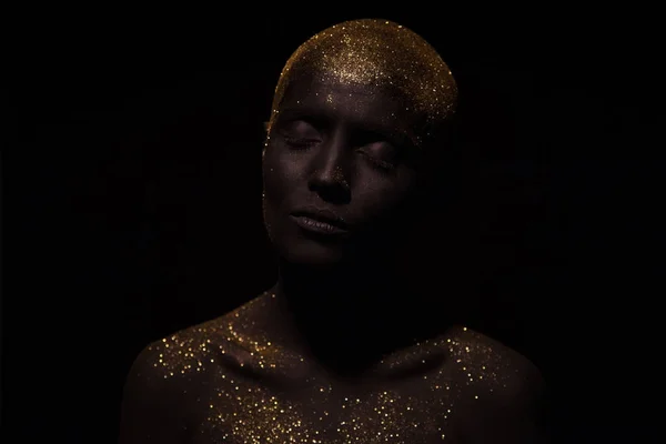 Retrato de uma mulher bonita com arte corporal criativa brilhante compõem. Rosto é colorido com tinta preta . — Fotografia de Stock