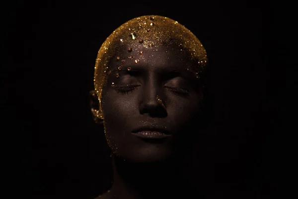 Retrato de una mujer hermosa con el cuerpo creativo arte brillante maquillaje. La cara está coloreada con pintura negra . — Foto de Stock