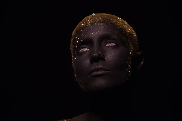 Retrato de uma mulher bonita com arte corporal criativa brilhante compõem. Rosto é colorido com tinta preta . — Fotografia de Stock