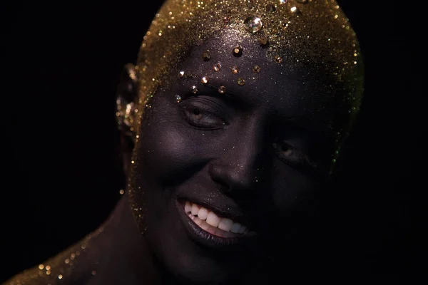 Retrato de uma mulher bonita com arte corporal criativa brilhante compõem. Rosto é colorido com tinta preta . — Fotografia de Stock