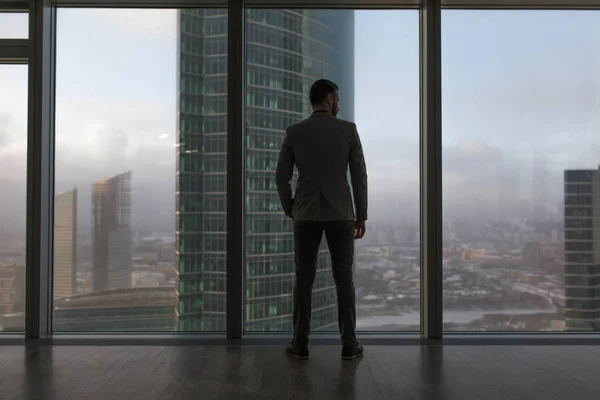 Dikiz City pencere bakarak bir işadamı.