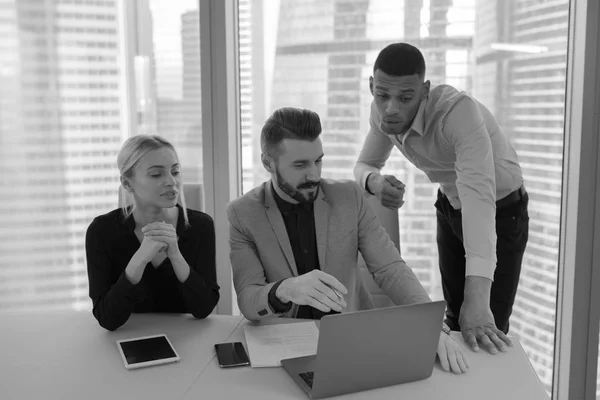 De mensen uit het bedrijfsleven zitten aan de tafel en werken op kantoor. — Stockfoto