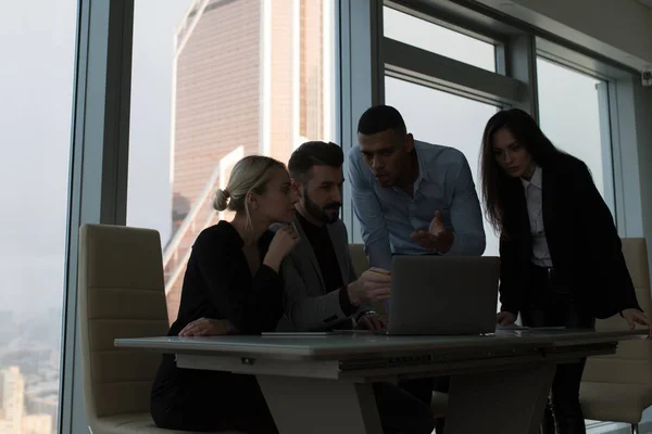 De mensen uit het bedrijfsleven zitten aan de tafel en werken op kantoor. — Stockfoto