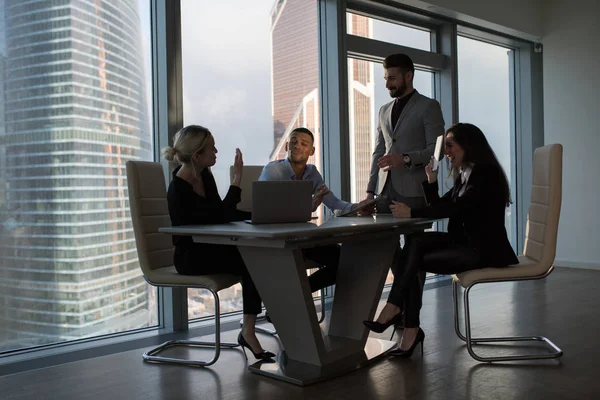 Mensen uit het bedrijfsleven werken in een kantoor op een achtergrond van panoramische ramen. — Stockfoto