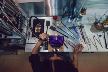 Cam blower kostüm Venedik camı takı yapar.