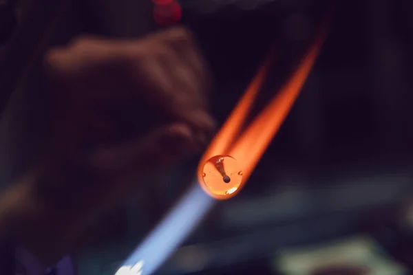 Proces van de productie van kostuum juwelen van Venetiaans glas. — Stockfoto