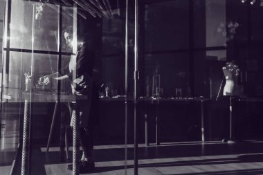 Bir kadın kostüm takı onun atölyesinde düzenler..