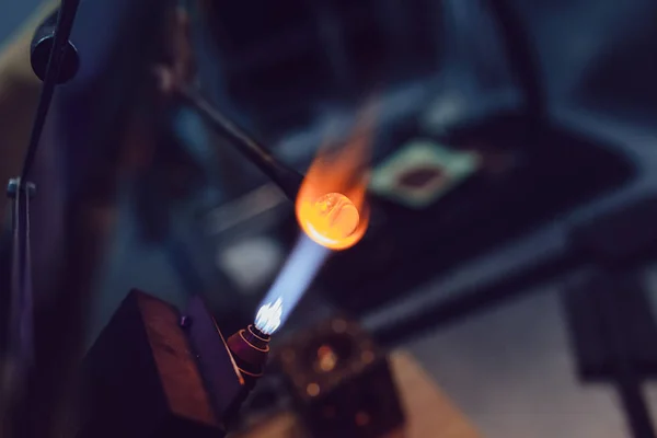 Proceso de fabricación de bisutería de vidrio veneciano . — Foto de Stock