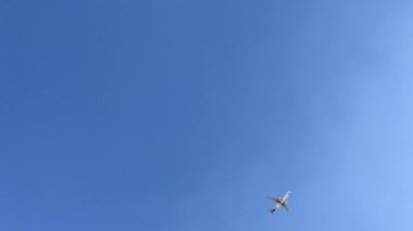 Bulutsuz gökyüzünde uçan uçak.