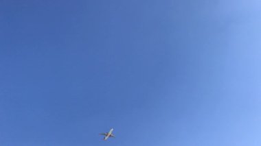 Bulutsuz gökyüzünde uçan uçak.