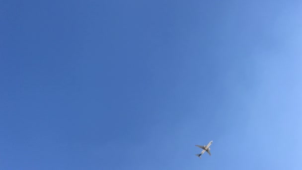 Flygplan som flyger i en molnfri himmel. — Stockvideo
