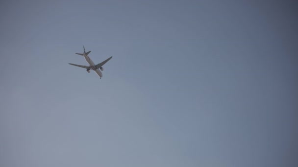 Samolot flying w bezchmurnym niebem. — Wideo stockowe