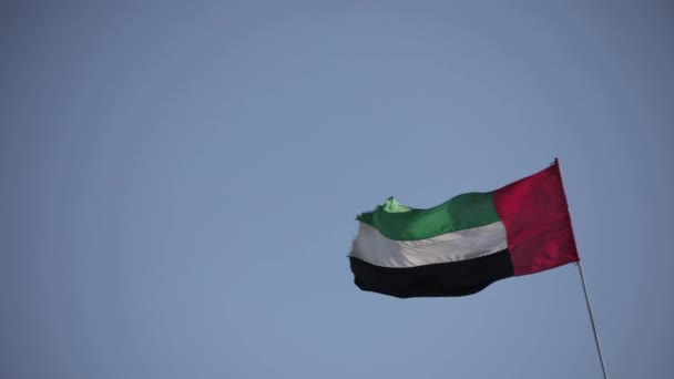 Bandera Nacional de los Emiratos Árabes Unidos ondeando al viento . — Vídeos de Stock