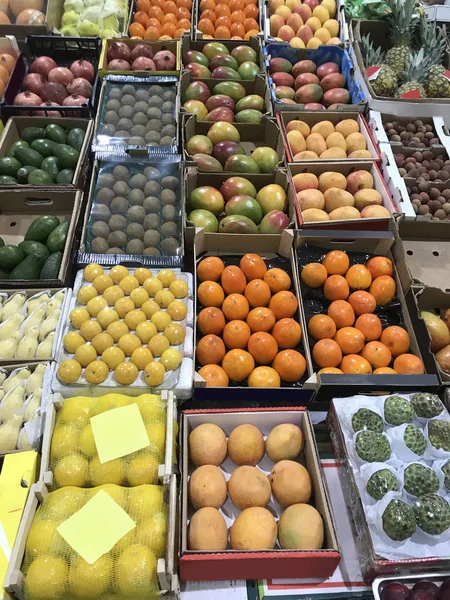 Vari frutti sul bancone del mercato . — Foto Stock