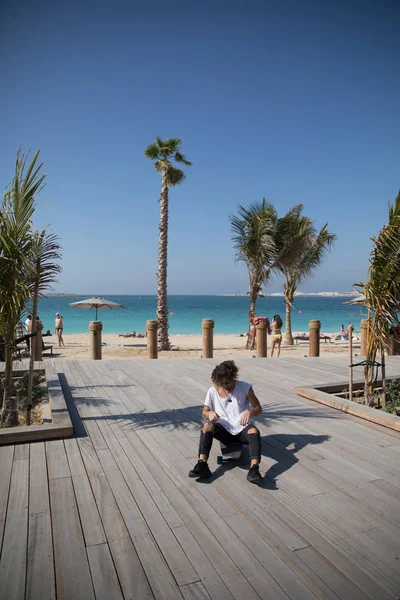 Homme élégant assis près de la plage . — Photo