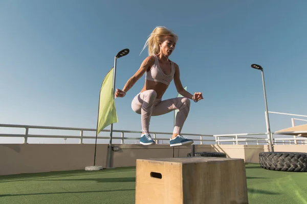 Ajuste mujer joven haciendo salto de caja . — Foto de Stock