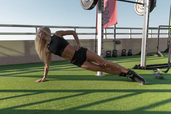 Jovem mulher fazendo exercício cinta em sportswear . — Fotografia de Stock