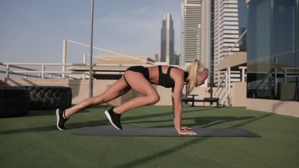 Sexy vrouw doen oefeningen in crossfit gym. — Stockvideo