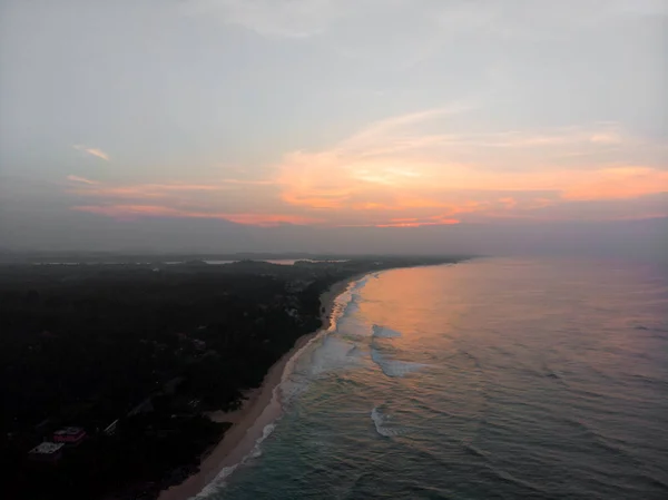 Hermosa puesta de sol en la costa de la isla . — Foto de Stock