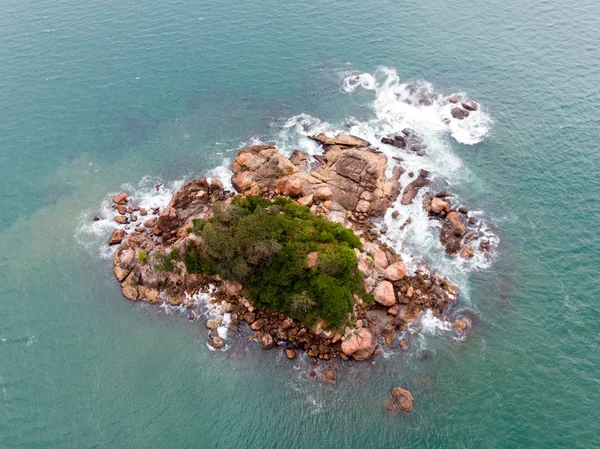 Vista real de una pequeña isla en el océano . — Foto de Stock