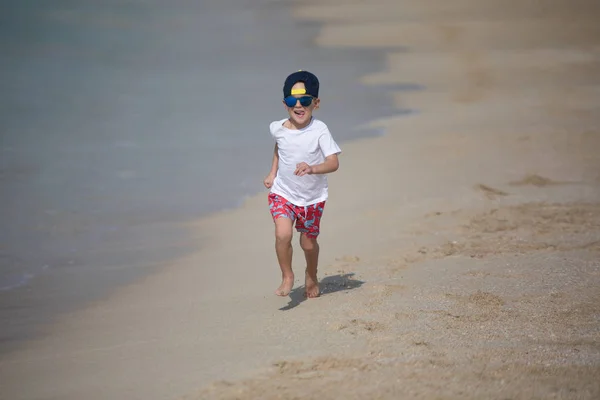 O menino corre ao longo da praia . — Fotografia de Stock