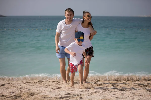 Família feliz em pé no fundo do mar . — Fotografia de Stock