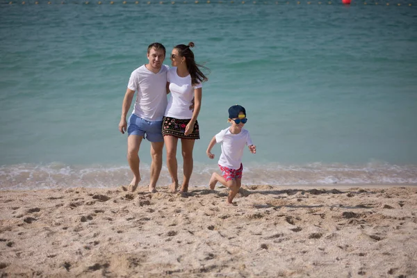 Szczęśliwa rodzina stojący na tle morza. — Zdjęcie stockowe