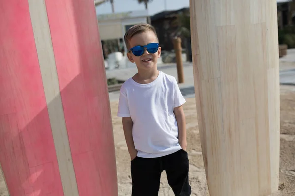 Piękny mały chłopiec stoi na plaży. — Zdjęcie stockowe