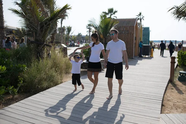 Wspaniałą rodzinę, spacery po plaży. — Zdjęcie stockowe