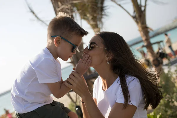 Femme avec son fils en T-shirts blancs . — Photo