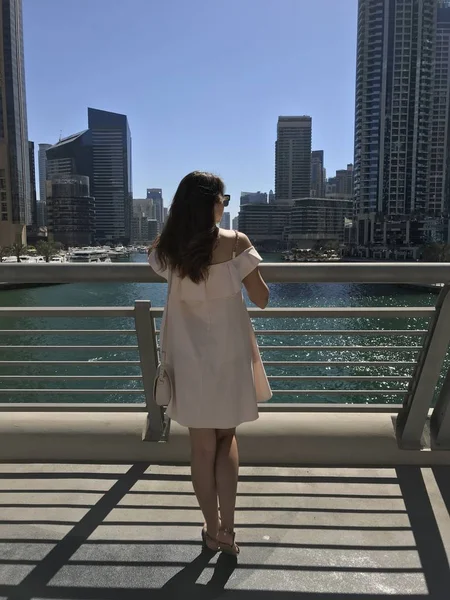 Yüksek binalar bir köprüden bir kız arkadan görünüm. — Stok fotoğraf